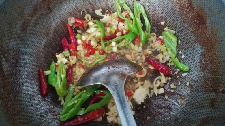 素炒平菇,起油锅,下配菜炒香