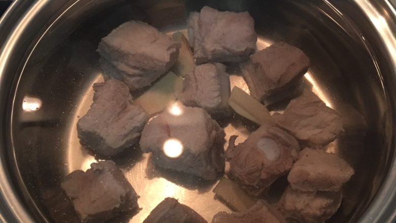 冬瓜炖排骨,加入足量的水,大火煮滚。