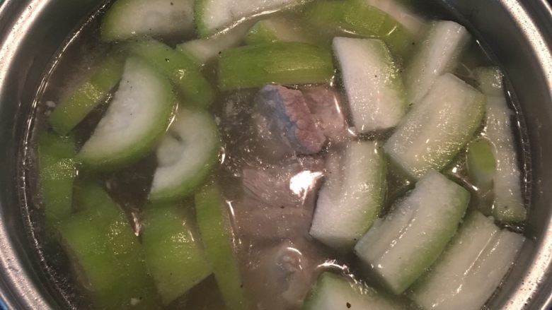 冬瓜炖排骨,冬瓜开始变色时就加入调味料,继续煮到冬瓜熟软即可。
