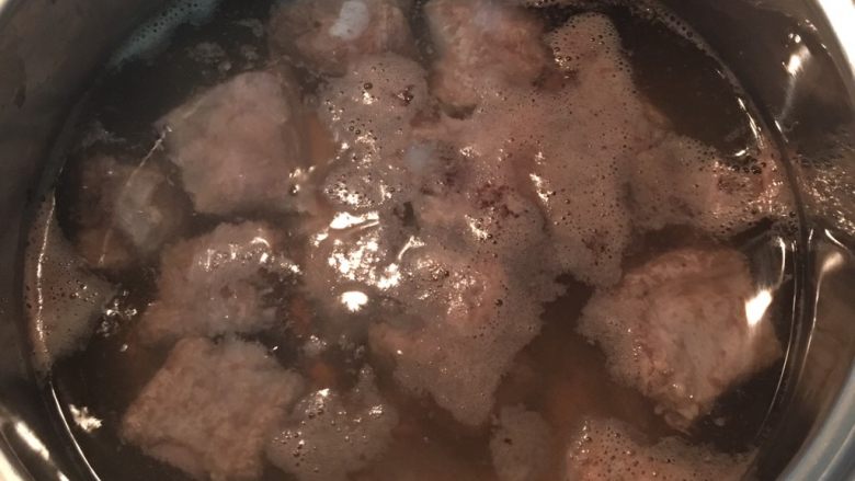 冬瓜炖排骨,水不用滚,看到杂质都浮上来后即可倒掉、洗净。