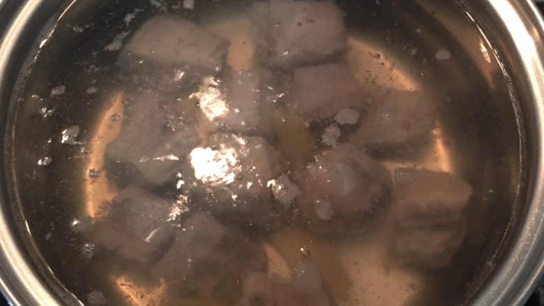 冬瓜炖排骨,煮滚后转小火,熬个10-15分钟。