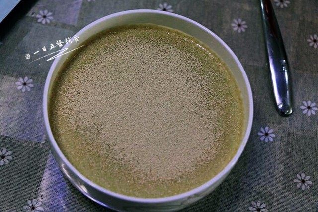 猪肉大葱包子,在270g温水中加入糖搅拌溶化,再将干酵母轻轻洒在水面。(这里温水更容易使酵母活起来,但是温度不能超过40度,高温会把酵母烫死)