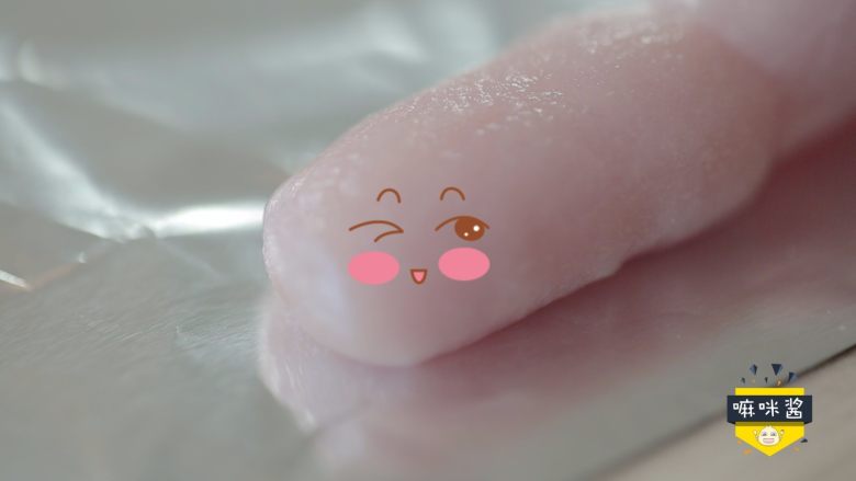 补铁又补钙的辅食,你给宝宝做了么?,将肉泥挤在锡箔纸上,记得在锡箔纸两边留点空隙