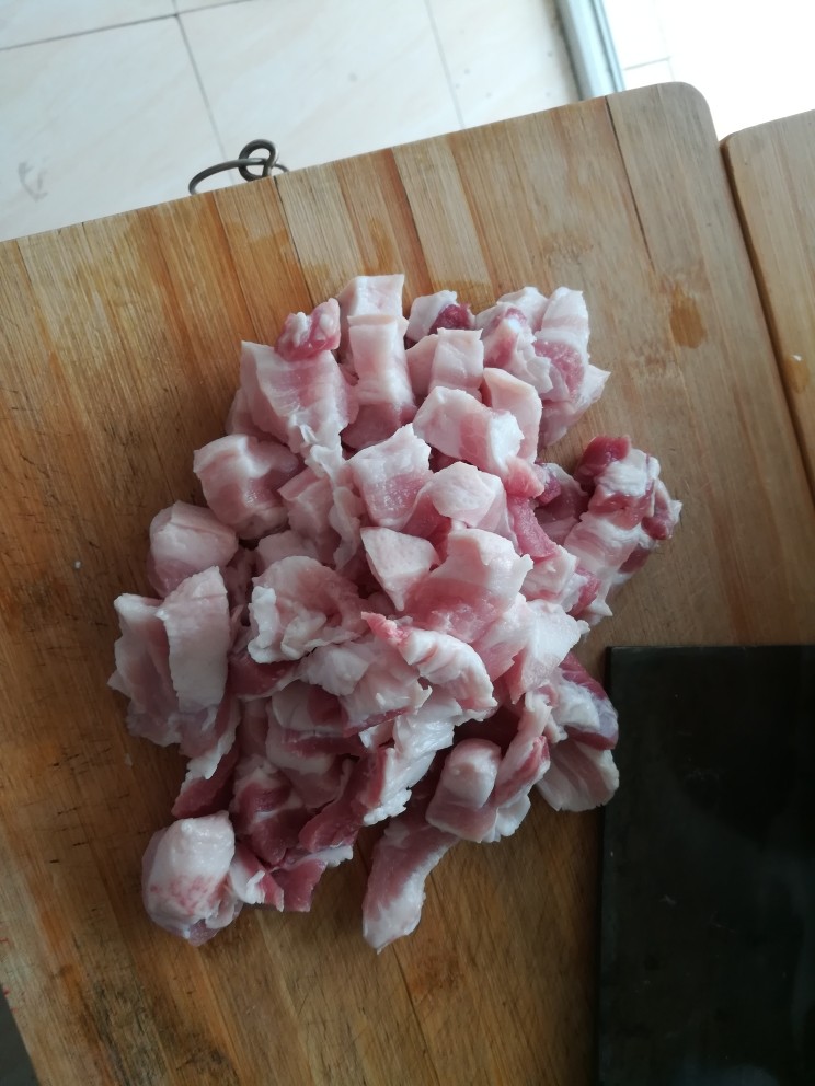香菇土豆红烧肉,将沥干水分的五花肉切成小块