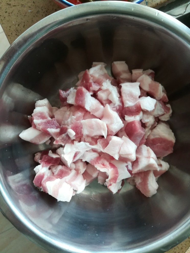 香菇土豆红烧肉,盛入稍大点的容器内