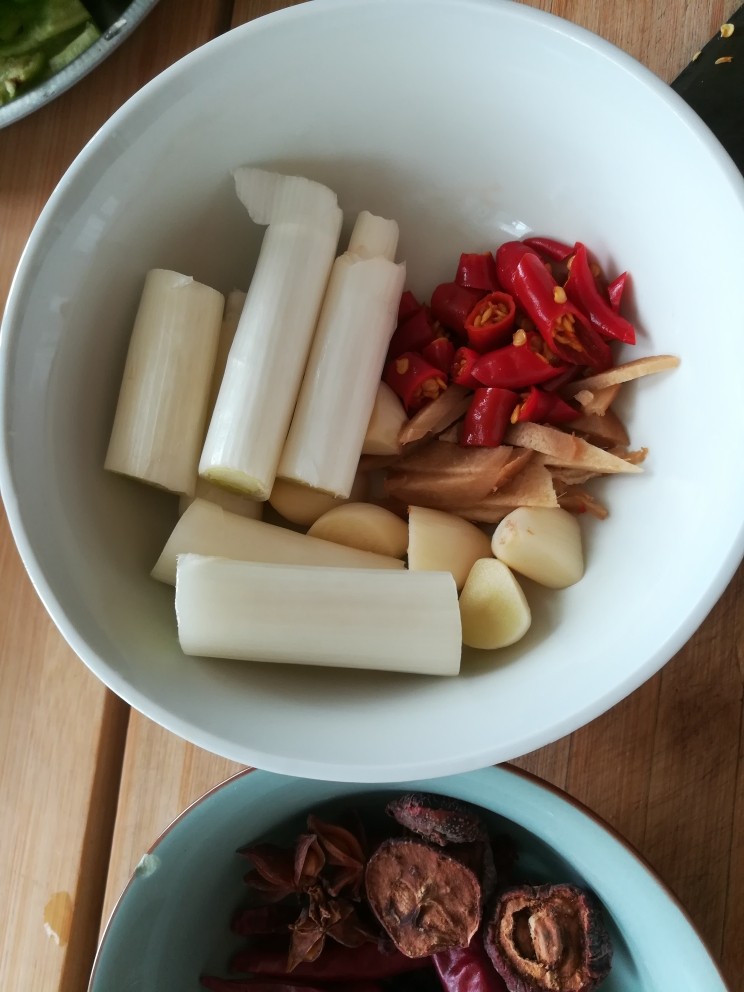 香菇土豆红烧肉,<a style='color:red;display:inline-block;' href='/shicai/ 3250'>葱</a>切段、蒜一分为二、<a style='color:red;display:inline-block;' href='/shicai/ 37'>姜</a>切小片、<a style='color:red;display:inline-block;' href='/shicai/ 703'>泡椒</a>切小段、泡<a style='color:red;display:inline-block;' href='/shicai/ 37'>姜</a>切小片