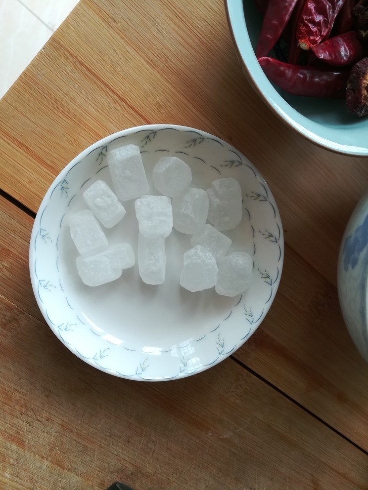 香菇土豆红烧肉,准备<a style='color:red;display:inline-block;' href='/shicai/ 866'>冰糖</a>