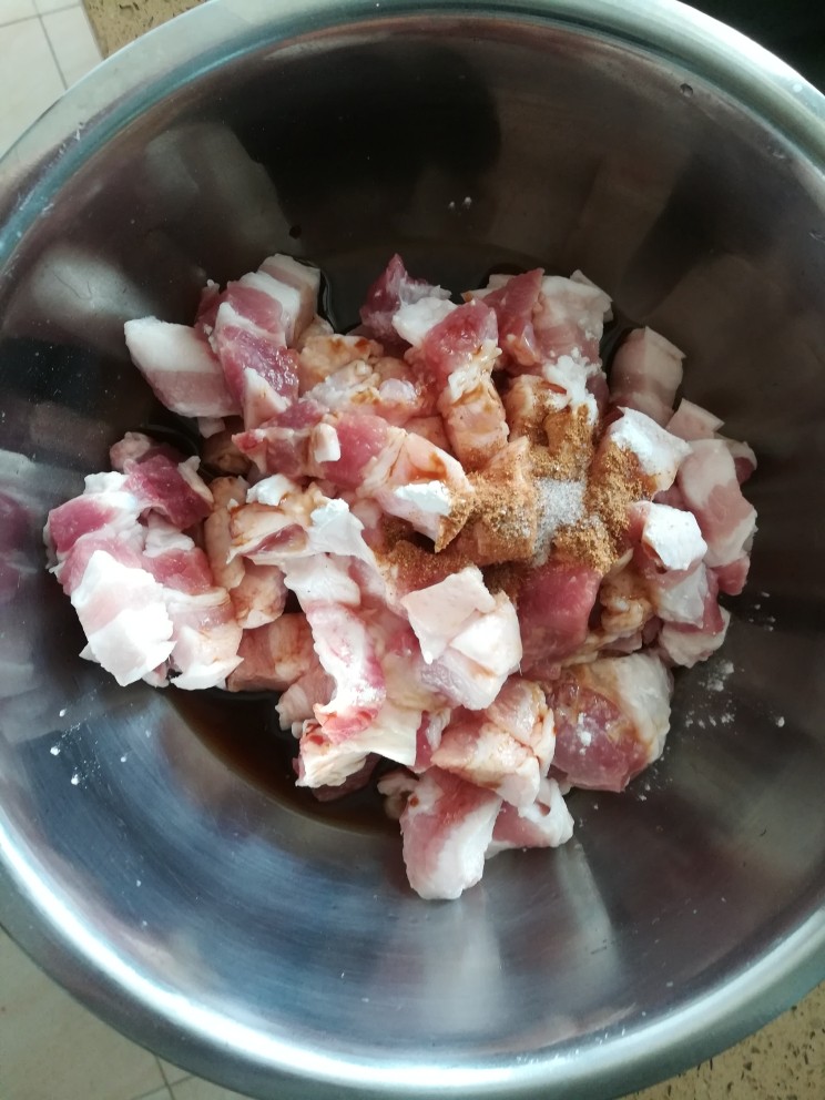 香菇土豆红烧肉,加入自制调料粉、少许盐
