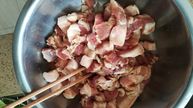 香菇土豆红烧肉,搅拌均匀,腌制半小时左右