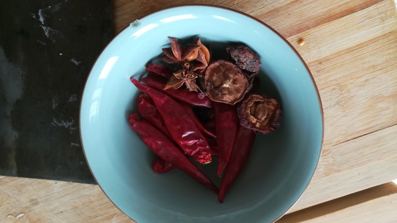 香菇土豆红烧肉,准备配料(朝天椒、<a style='color:red;display:inline-block;' href='/shicai/ 695'>八角</a>、<a style='color:red;display:inline-block;' href='/shicai/ 111745'>干山楂</a>)