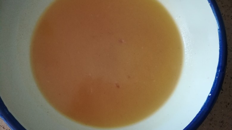 香菇土豆红烧肉,提前烧好适量开水,炒过糖色后在锅里倒少许开水涮一下,涮过的水不要倒掉