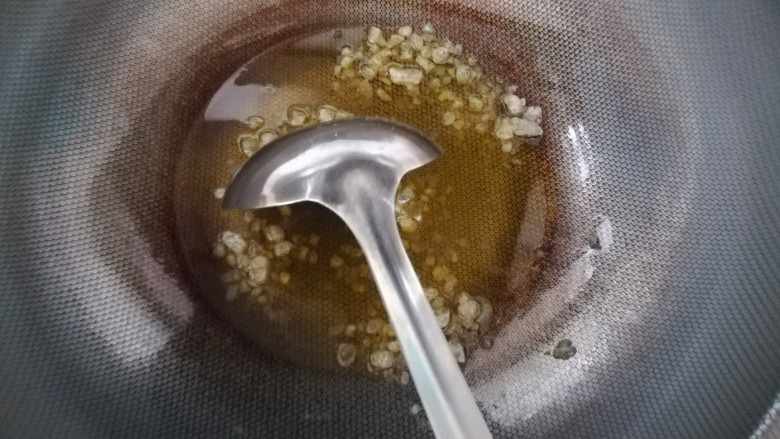 香菇土豆红烧肉,加热一会后用勺背拍碎冰糖