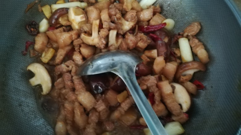 香菇土豆红烧肉,加入<a style='color:red;display:inline-block;' href='/shicai/ 230'>香菇</a>一起翻炒
