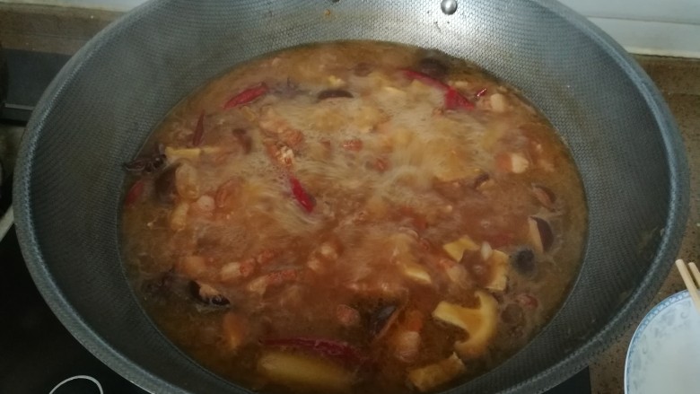 香菇土豆红烧肉,焖煮二十分钟左右尝一下瘦肉是否熟透(稍微有点嚼劲属于正常)