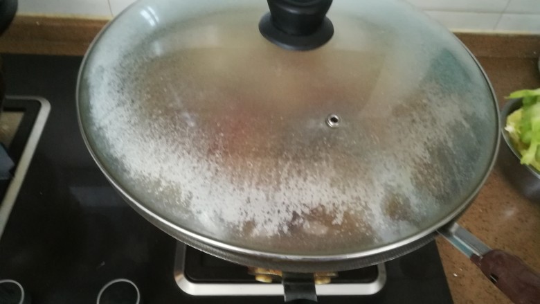 香菇土豆红烧肉,水开后转小火,盖上锅盖