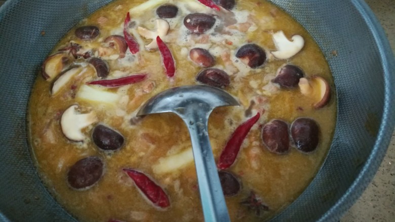 香菇土豆红烧肉,加两碗开水,加酱油