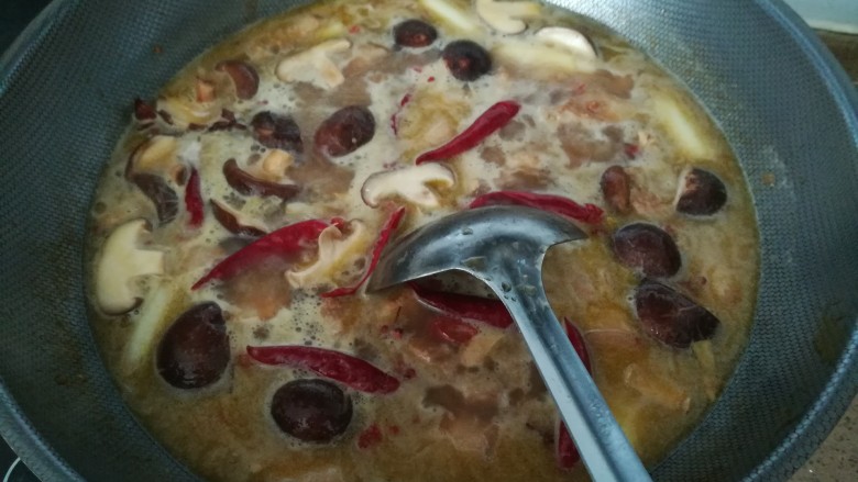 香菇土豆红烧肉,大火烧开