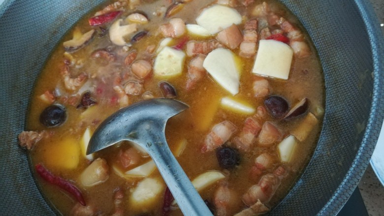 香菇土豆红烧肉,如果瘦肉已经熟透,倒入<a style='color:red;display:inline-block;' href='/shicai/ 23'>土豆</a>一起焖煮