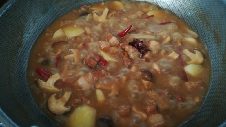 香菇土豆红烧肉,倒入土豆后焖煮五分钟后转大火收汁