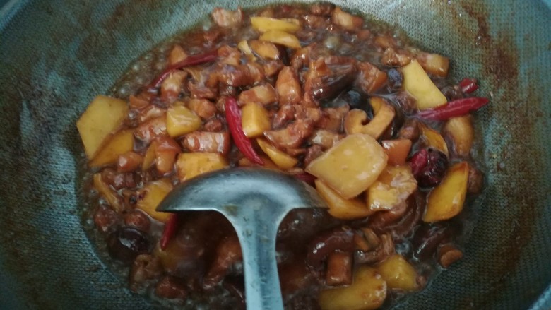 香菇土豆红烧肉,汤汁渐浓时加入醋和糖继续翻炒