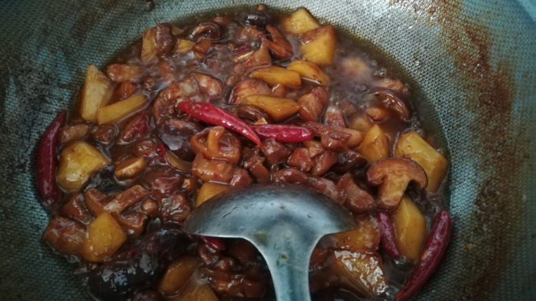 香菇土豆红烧肉,临出锅前放盐翻炒均匀