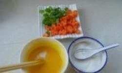 蛋炒饭,1.鸡蛋取蛋黄加少许盐打散，<a style='color:red;display:inline-block;' href='/shicai/ 25'>胡萝卜</a>洗净、去皮切丁。