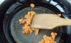 蛋炒饭,2.锅置火上少许油烧热，将胡萝卜丁炒熟盛出待用。