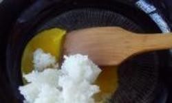 蛋炒饭,3.锅中留少许油烧至3成热倒入蛋液，蛋液快凝固立即倒入<a style='color:red;display:inline-block;' href='/shicai/ 507'>米饭</a>。