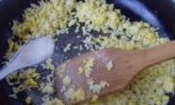 蛋炒饭,4.快速翻炒使每一粒米饭裹上蛋液，调少许盐翻炒均匀。