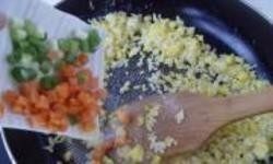 蛋炒饭,5.炒至粒粒金黄、散开，倒入<a style='color:red;display:inline-block;' href='/shicai/ 3250'>葱</a>花、胡萝卜翻炒几下即可。