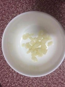 凉拌金针菇,3.蒜头切碎，放入碗中