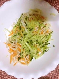 凉拌金针菇,6.放入青瓜