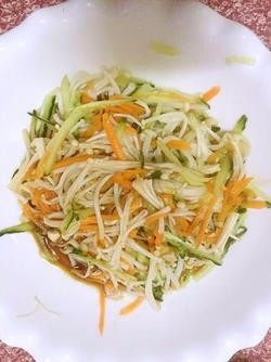 凉拌金针菇,7.倒入刚才调好的酱汁拌匀