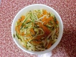 凉拌金针菇,8.把金针菇放入碗中压实，上面盖上盘子