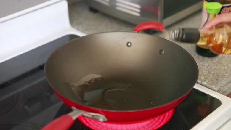 快速简单,鱼香茄子,热热的锅,倒入油,可以比炒其他菜多一些,茄子吸油