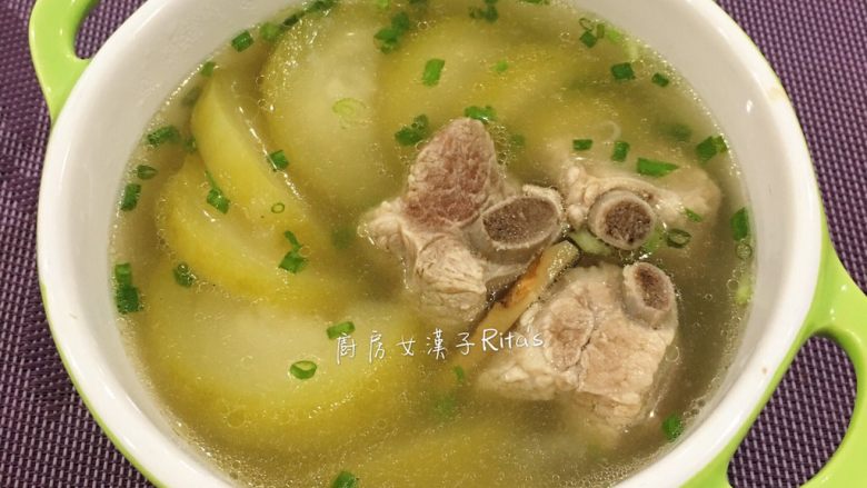 冬瓜炖排骨,吃的时后撒上些葱花,请享用。