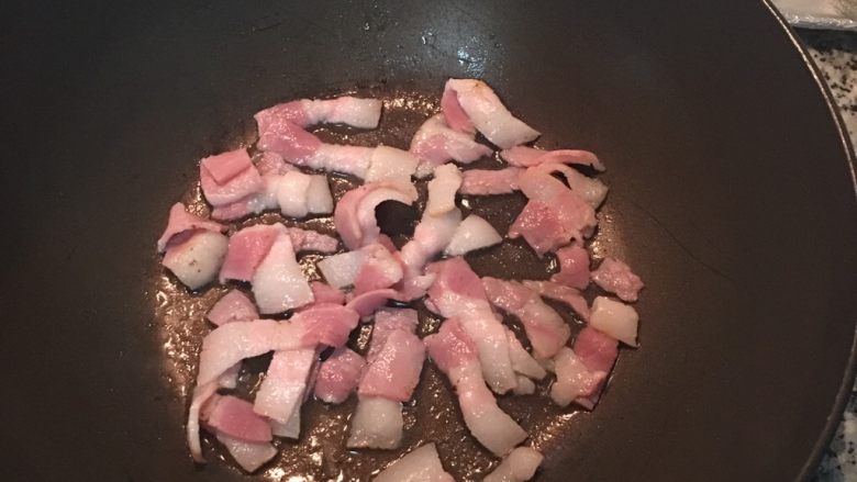 甜椒燉雞腿,鍋內放點橄欖油將培根炒香逼出油,
