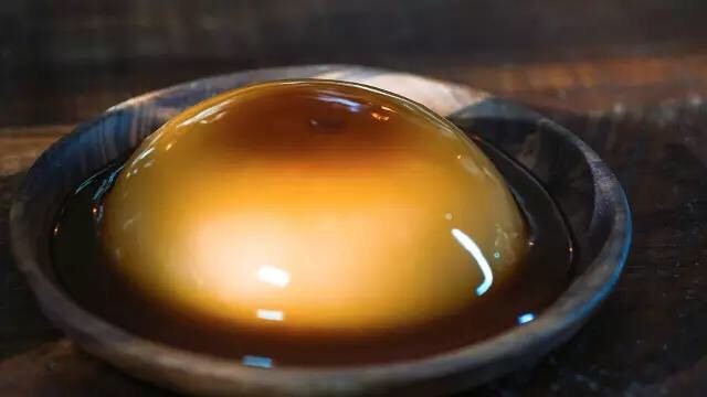 燃面和凉糕,50g红糖和100g清水入锅小火熬制15分钟,做成红糖浆,略微放凉,淋上凉糕。