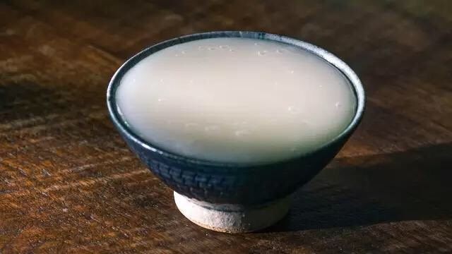 燃面和凉糕,煮好后倒入小碗中,冷却2小时以上,倒扣放置。