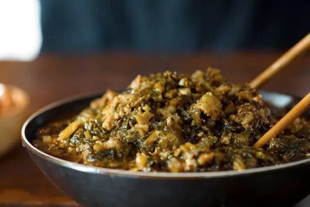 燃面和凉糕,冷锅倒入茶籽油,放入五花肉糜,碎米芽菜,姜末蒜末,盐,老抽,混合香料粉,翻炒5分钟,完成。