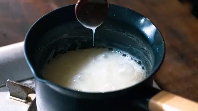 燃面和凉糕,50g凉糕粉和120g清水混合,充分搅拌均匀,锅中煮沸600g清水,倒入调开的凉糕粉,中火10分钟,期间不停搅拌防止粘锅。