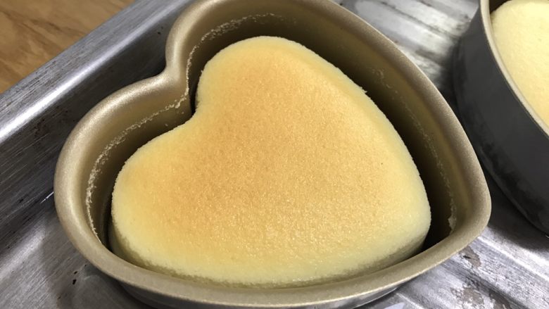 酸奶天使蛋糕,完成以后不要立即取出蛋糕,继续焖1小时左右。待蛋糕冷却,自离模。