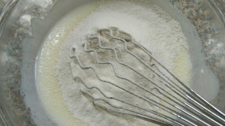 酸奶蛋糕,筛入面粉混合均匀