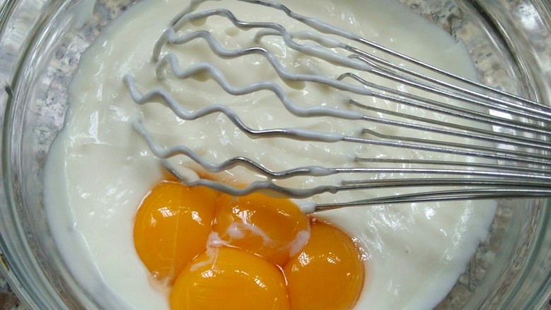 酸奶蛋糕,加入蛋黄混合均匀