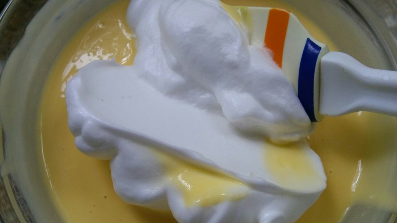 酸奶蛋糕,取1/3到蛋黄糊中用翻拌和切拌手法混合均匀