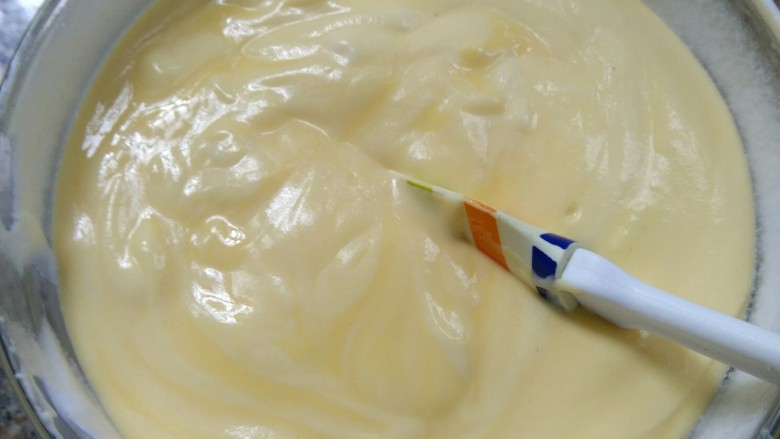 酸奶蛋糕,混合好的面糊全部倒入剩下的蛋白中，同样手法拌均匀