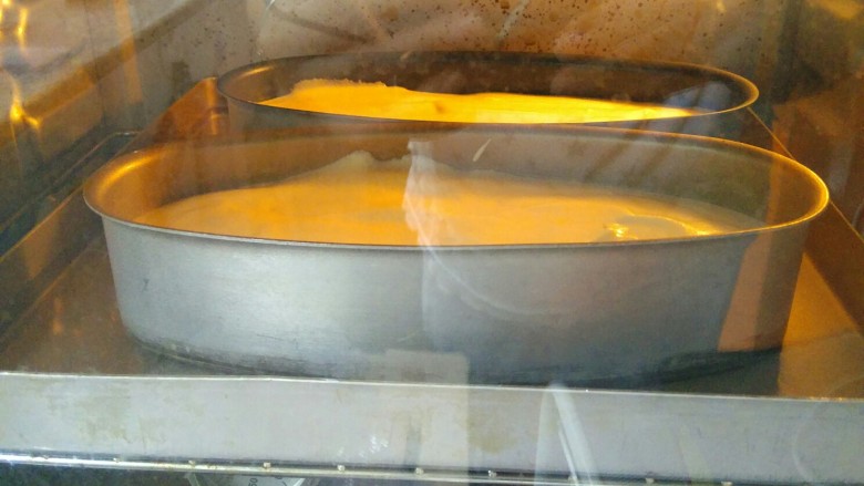 酸奶蛋糕,放入预热好的烤箱中170度50分钟，烤好后不要急着取出蛋糕，烤箱开一条小缝让蛋糕在里面呆30分钟后取出脱模