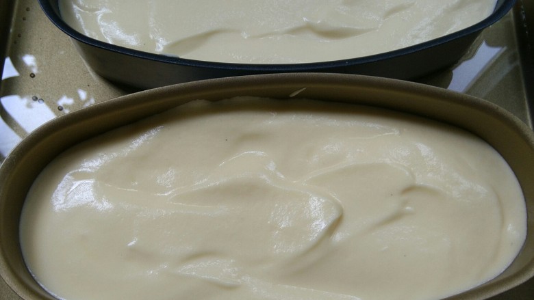 酸奶蛋糕,入模具，抹平表面，震出气泡，放入注有水烤盘