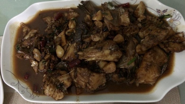 红烧鲈鱼,1.雨洗净切段
2.锅里油热,葱姜蒜辣椒爆炒
3.油煎鱼
4.反复各种佐料后,加水,大火收汁后转小火,二十分钟出锅
5.配送凉面,受剁椒鱼头影响哈哈