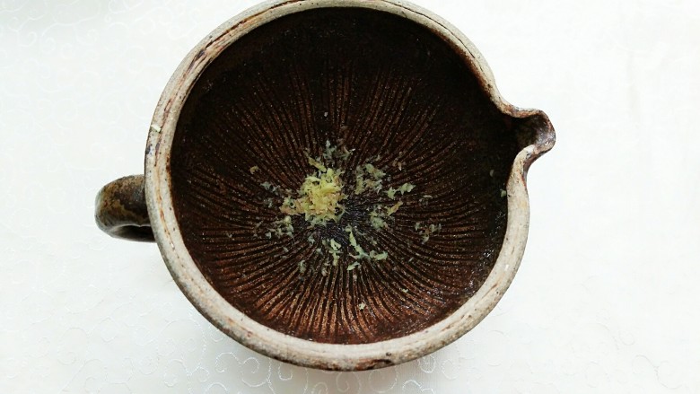 安化擂茶,把<a style='color:red;display:inline-block;' href='/shicai/ 2800'>生姜</a>放下去用擂棒捣碎!